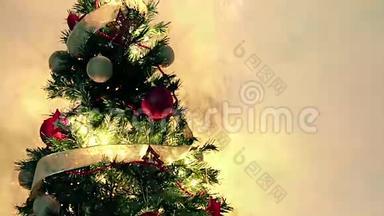 金色闪烁的圣诞树灯，金色温暖的背景，节日